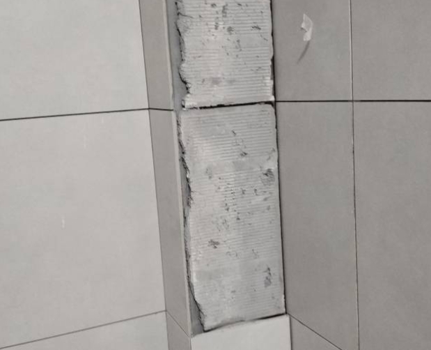 耿马瓷砖空鼓维修公司分享下瓷砖施工前基层浇水润湿程度不足，可能导致以下问题